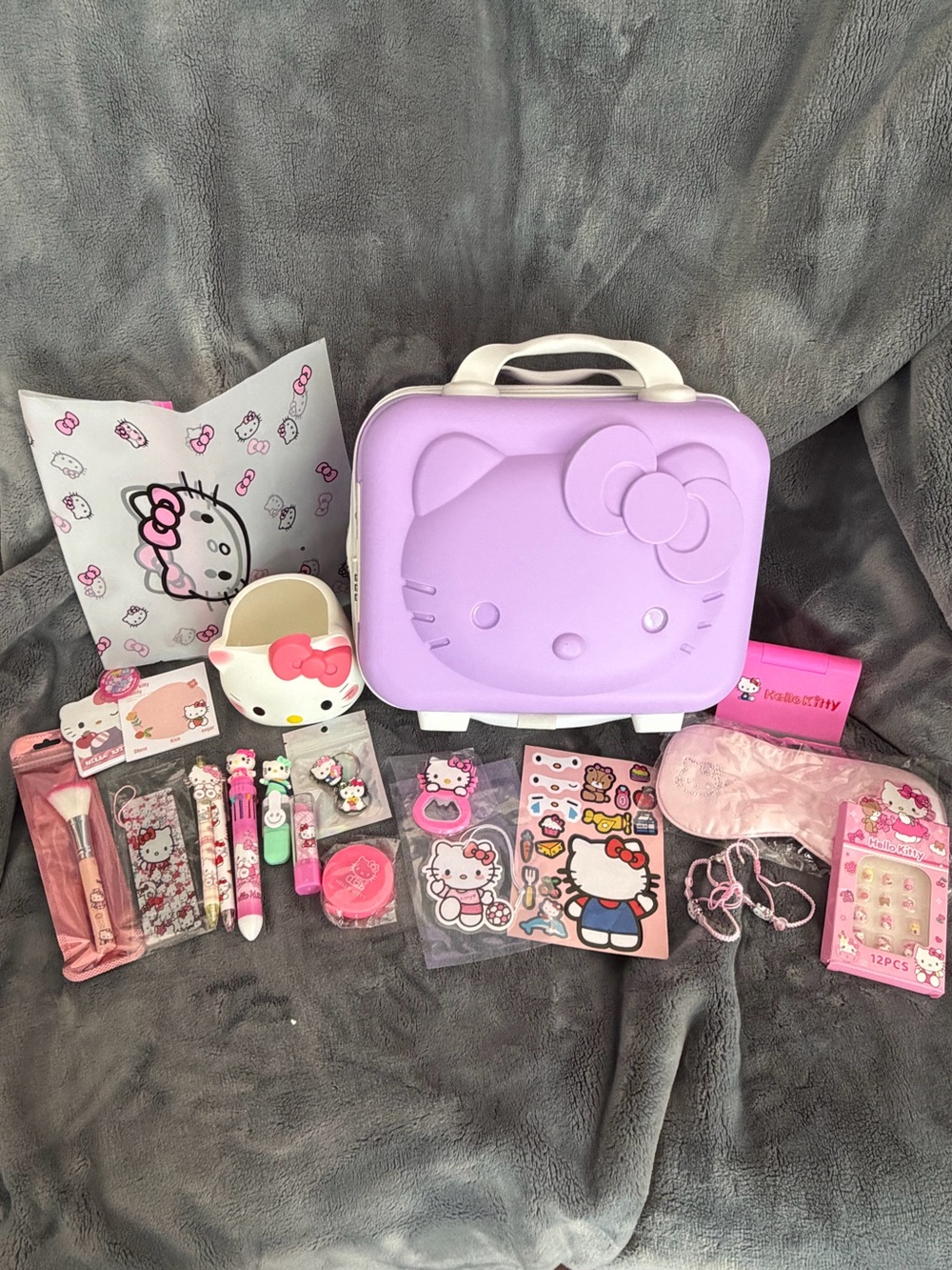 🩷Sanrio Hello Kitty Lavender Hard Shell Luggage/Makeup Bag & 20 + Accessories